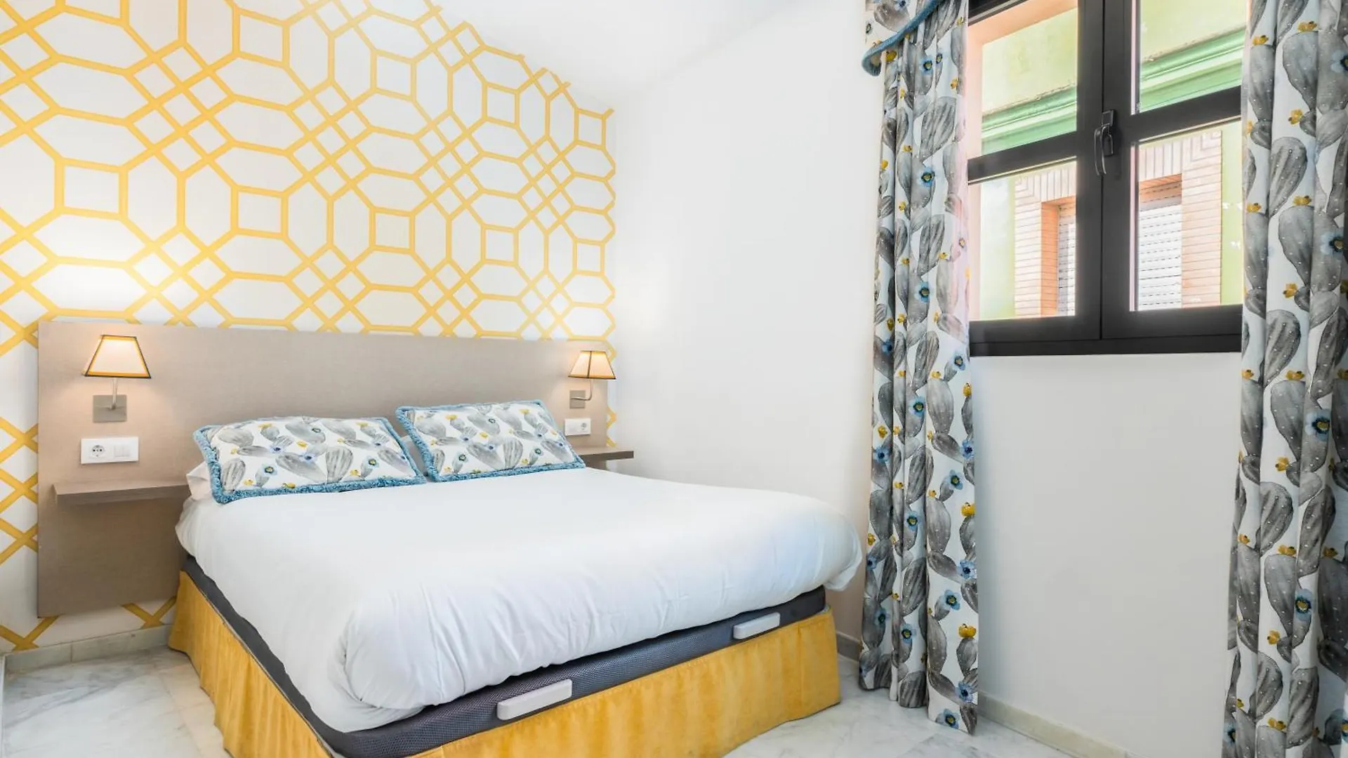 Smartr Sevilla Las Duenas 0*,  España